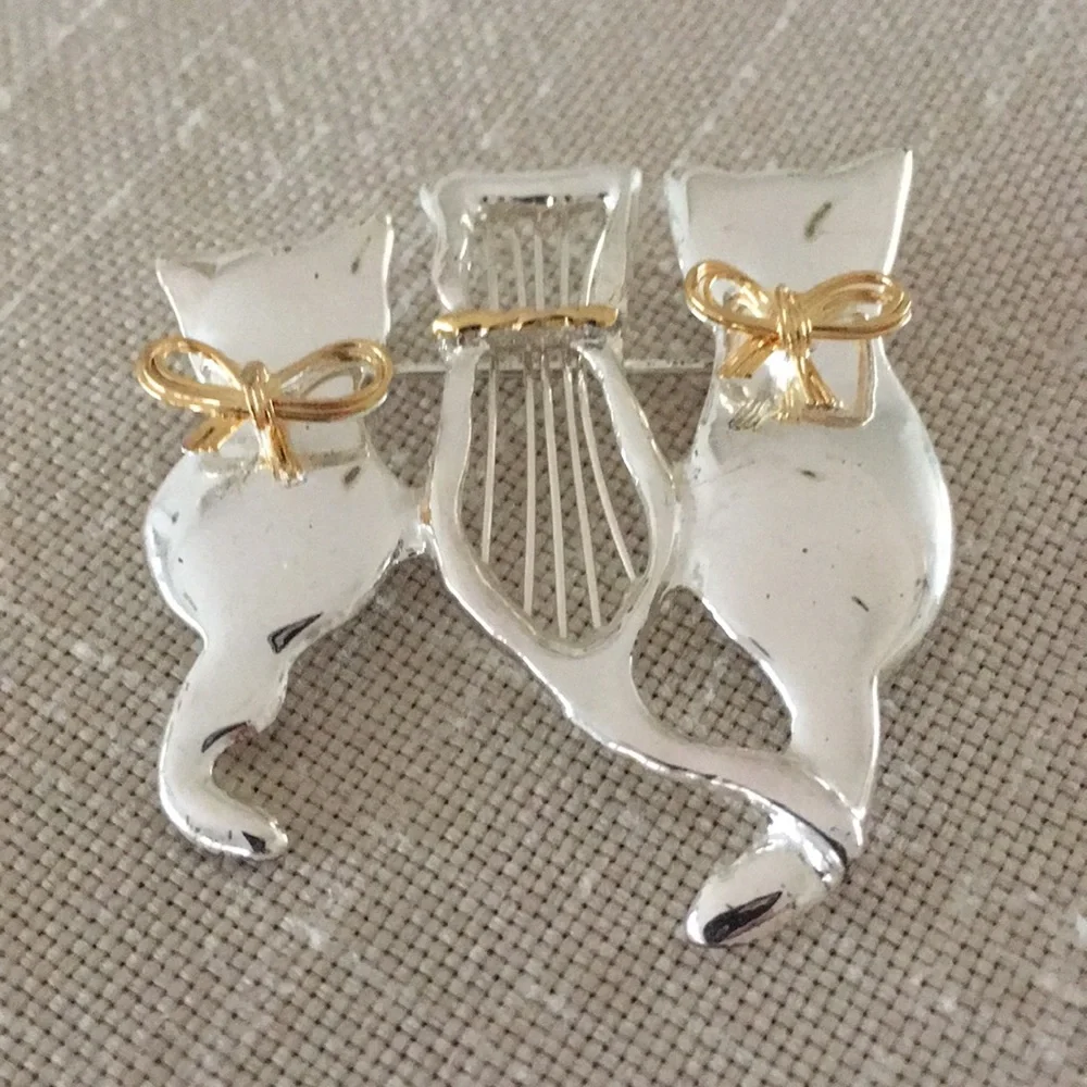 VINTAGE Sitting Cat Trio Silver Toned Pin